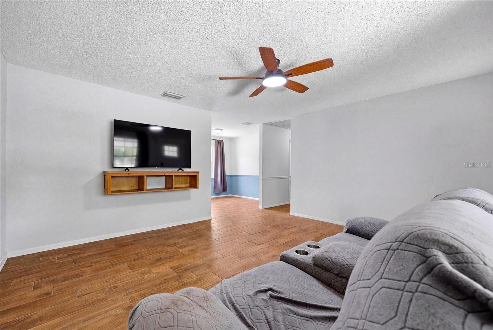 2429 MARTHA LN — photo 5