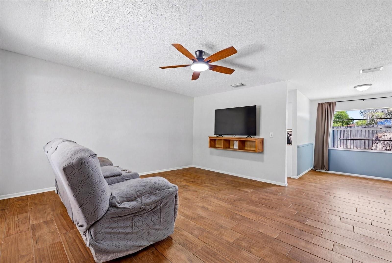 2429 MARTHA LN — photo 3