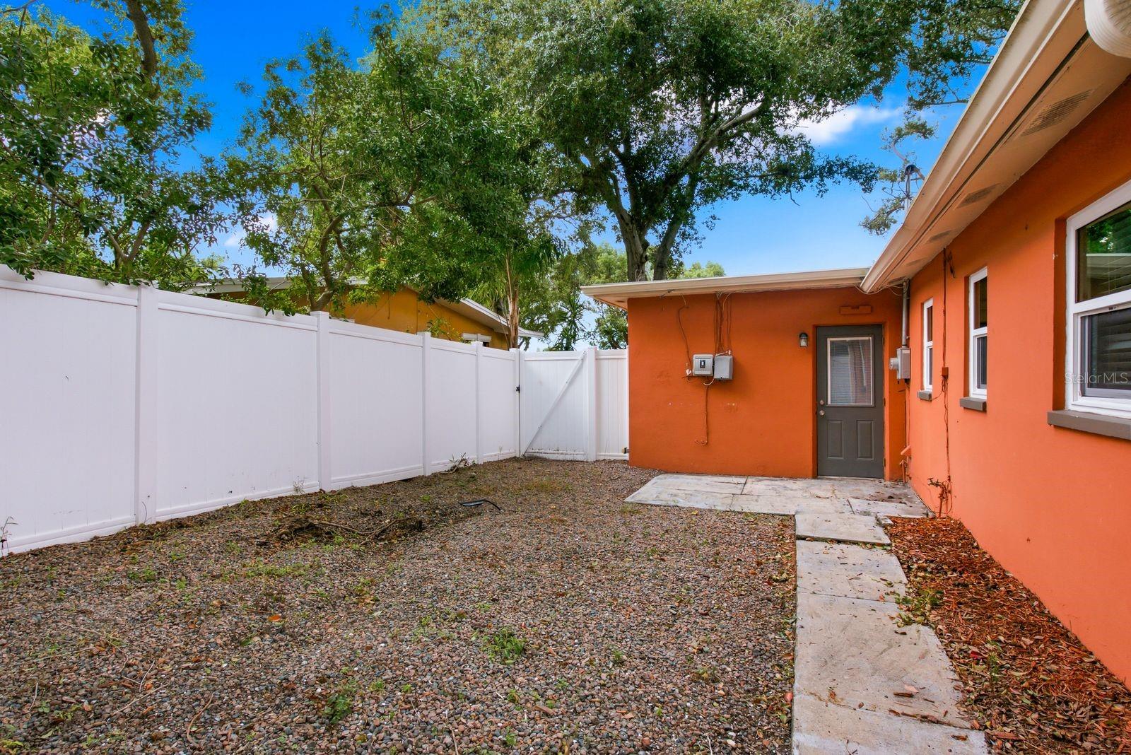 961 LEXINGTON DR — photo 33