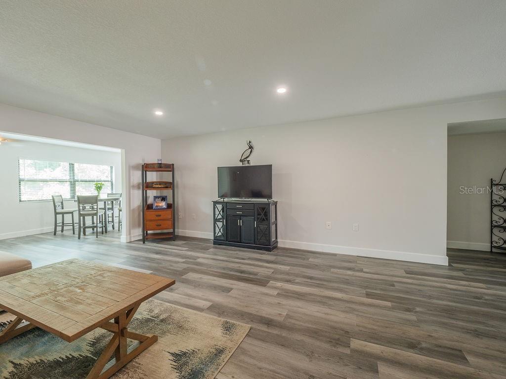 193 PINENEEDLE DR — photo 17
