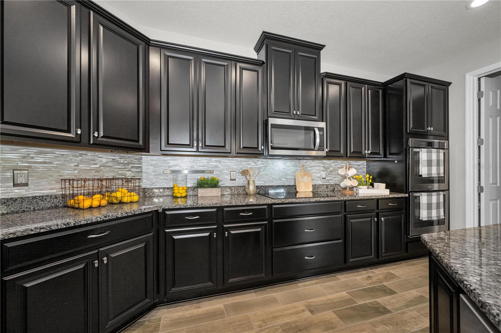 18233 ROSEATE DR — photo 9