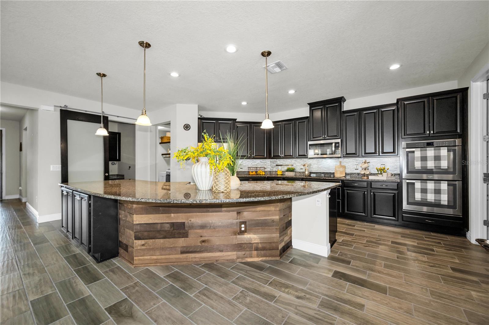 18233 ROSEATE DR — photo 8