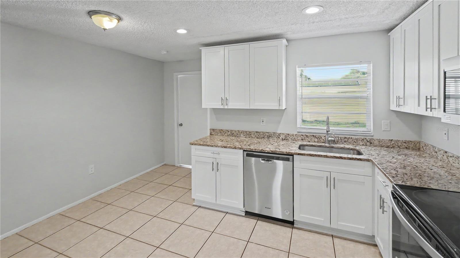 7419 IVORY TER — photo 24