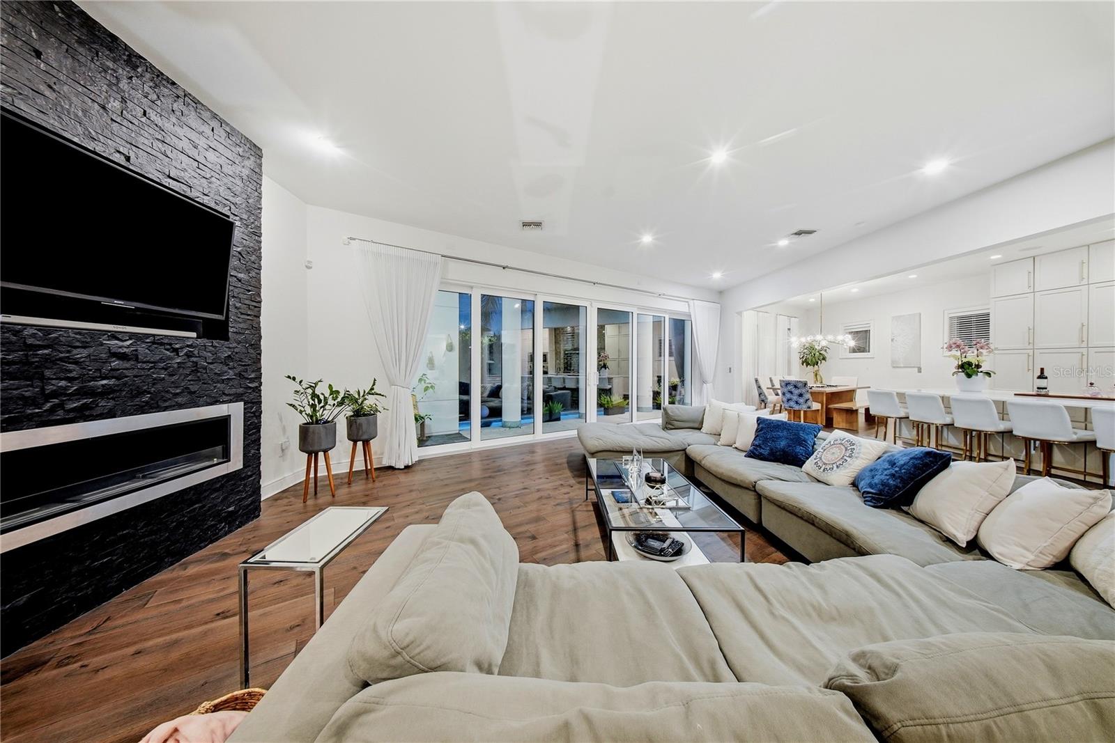 2711 W TRILBY AVE — photo 6