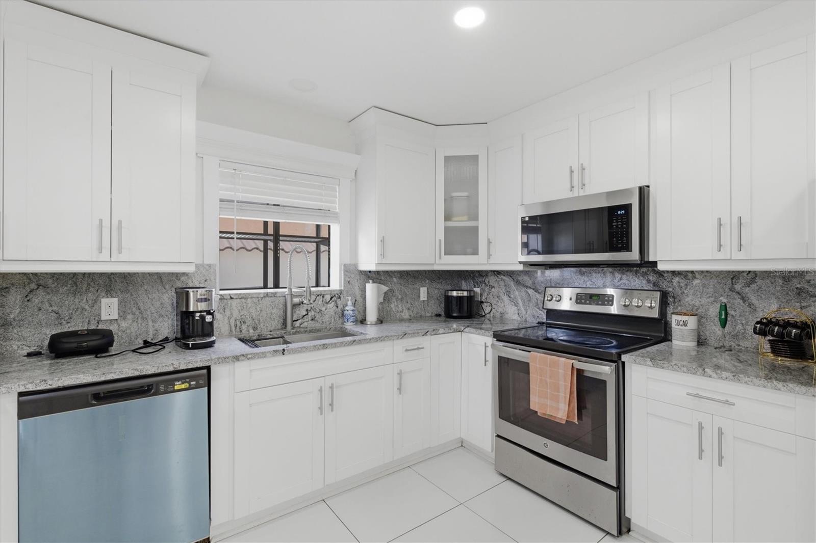 6611 N HALE AVE — photo 14