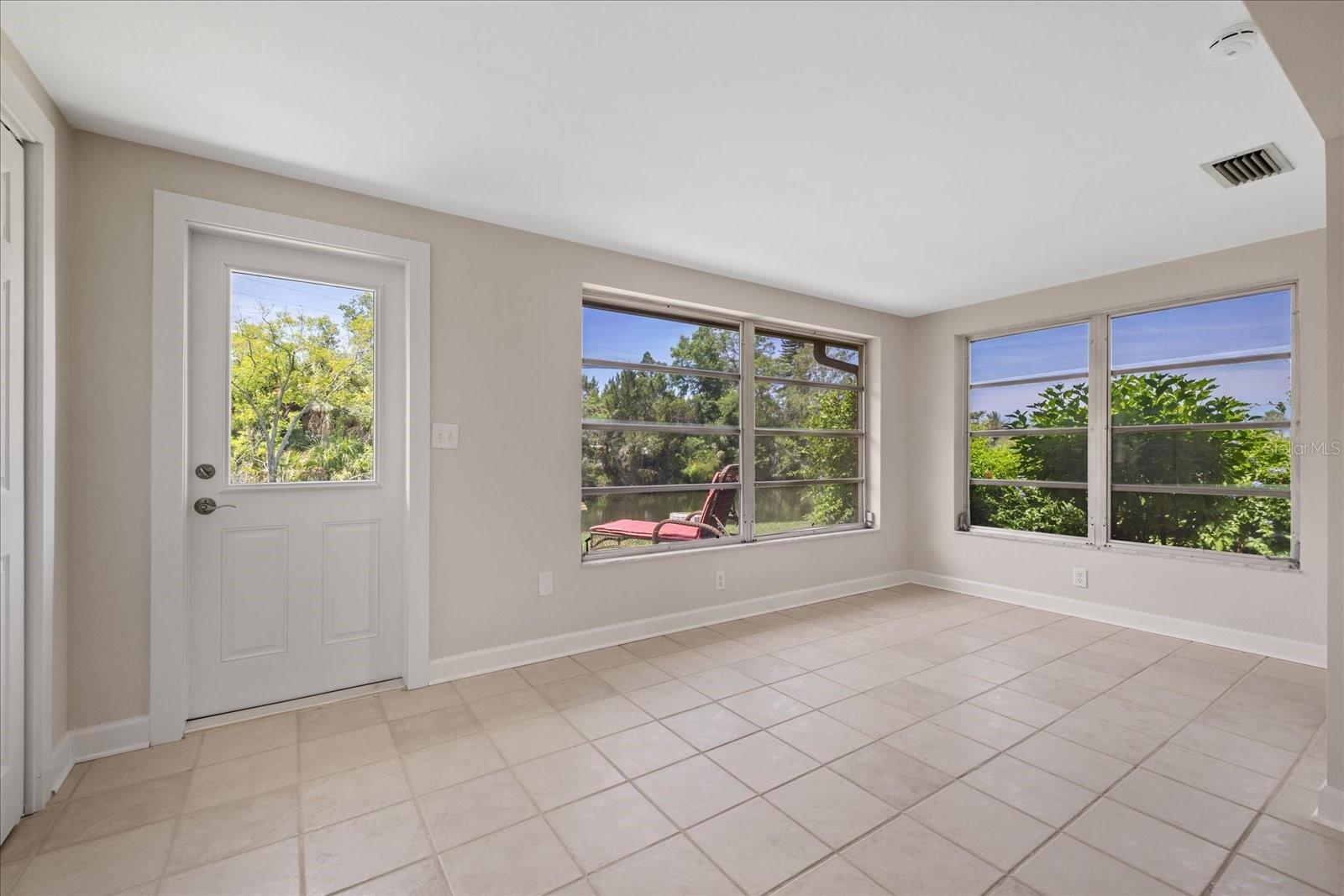 4347 SUMMERSUN DR — photo 8