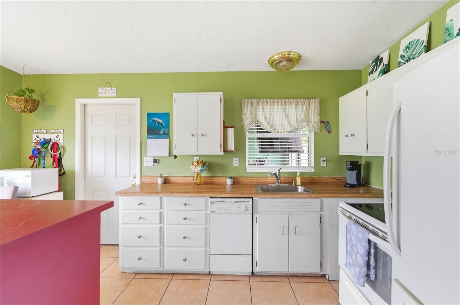 100 AVERY AVE — photo 11
