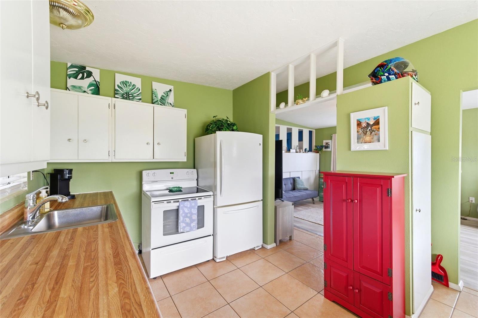 100 AVERY AVE — photo 13
