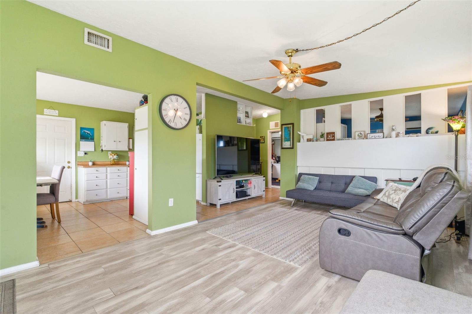100 AVERY AVE — photo 4