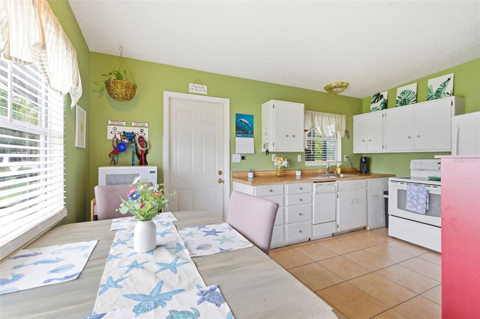100 AVERY AVE — photo 10