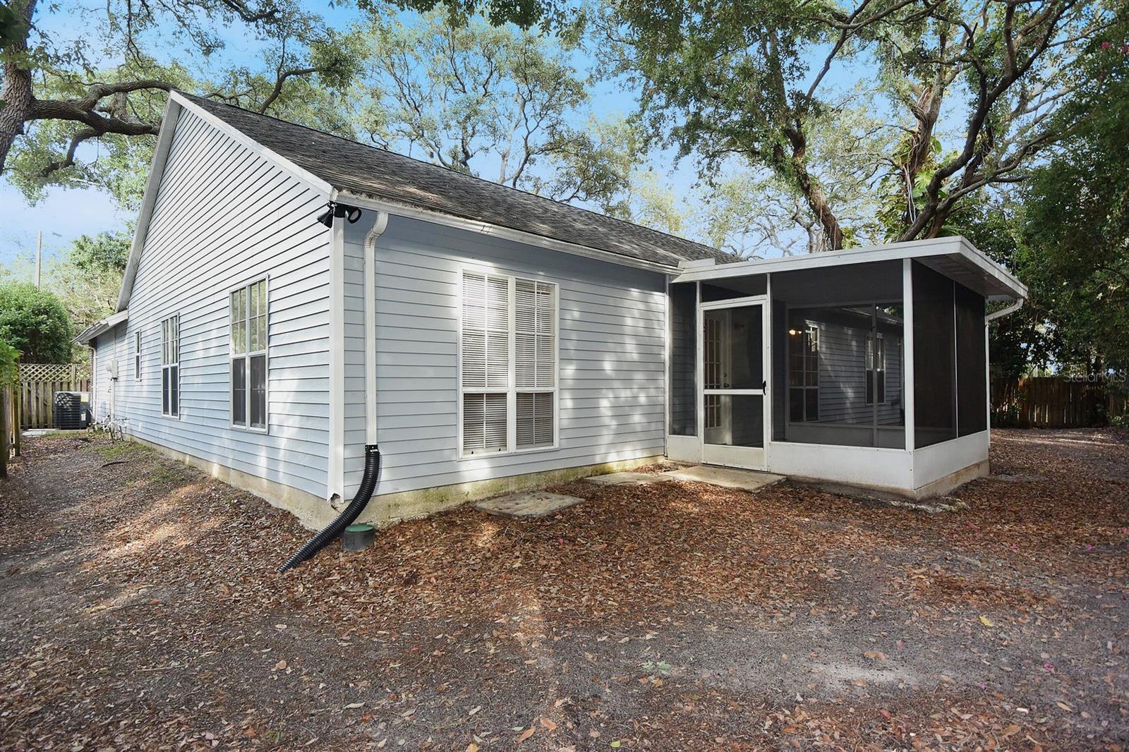 1672 COUNTRYWOOD ST — photo 35