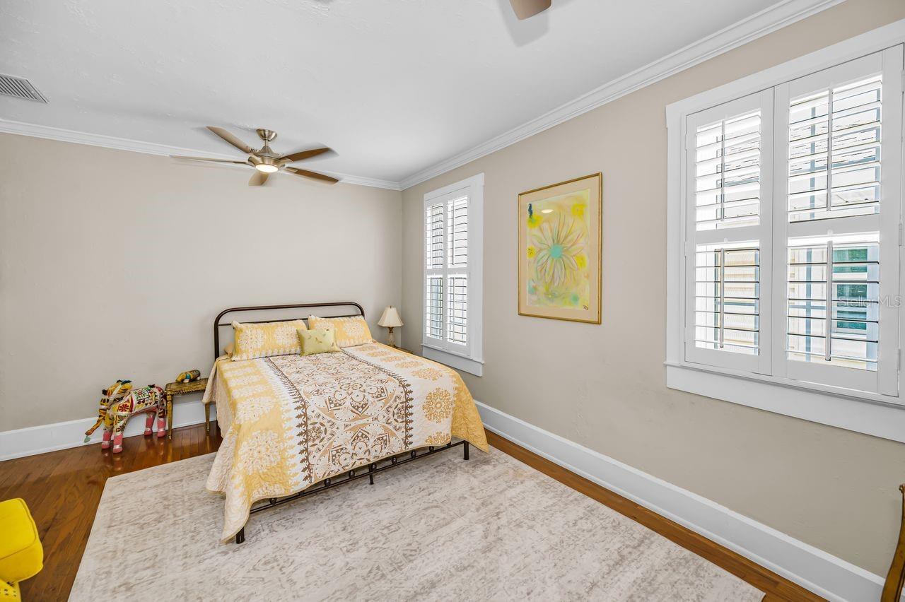 732 NE OAK ST — photo 43