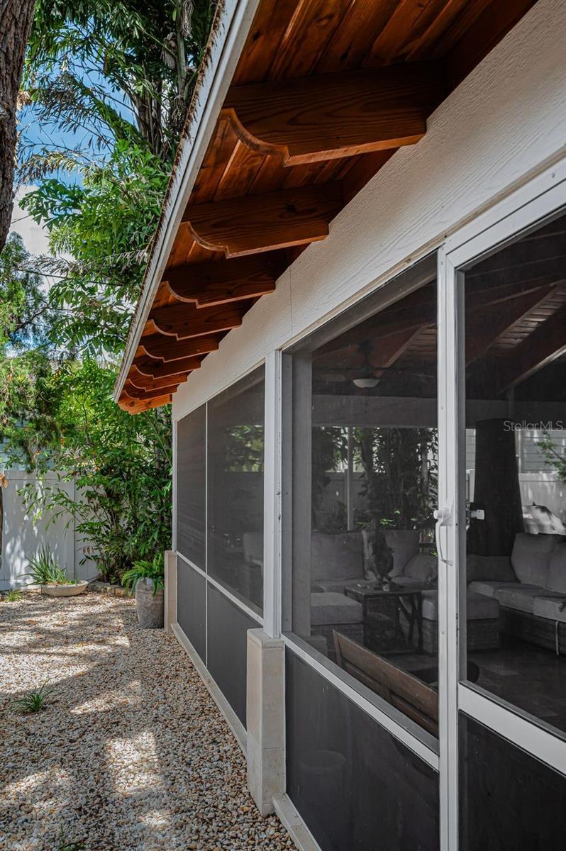 732 NE OAK ST — photo 53