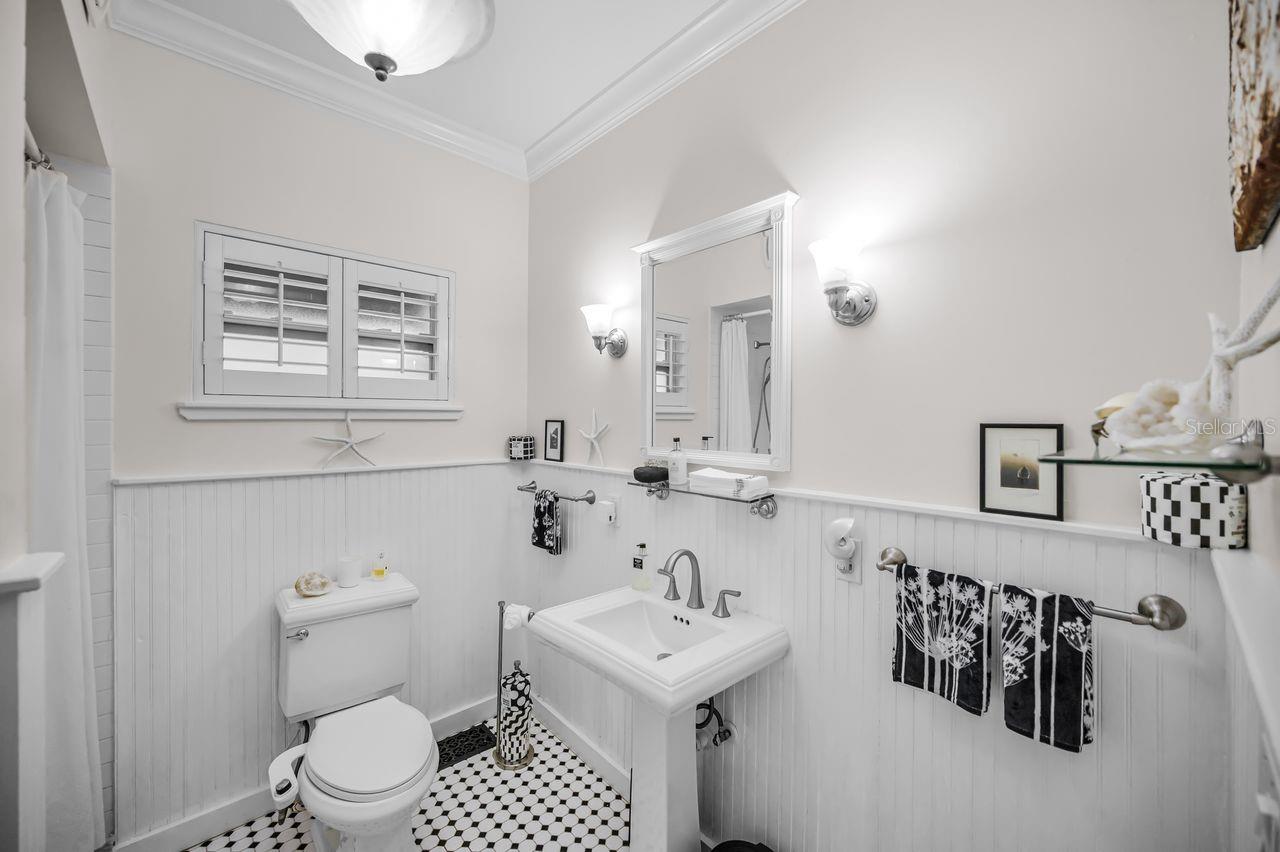 732 NE OAK ST — photo 35