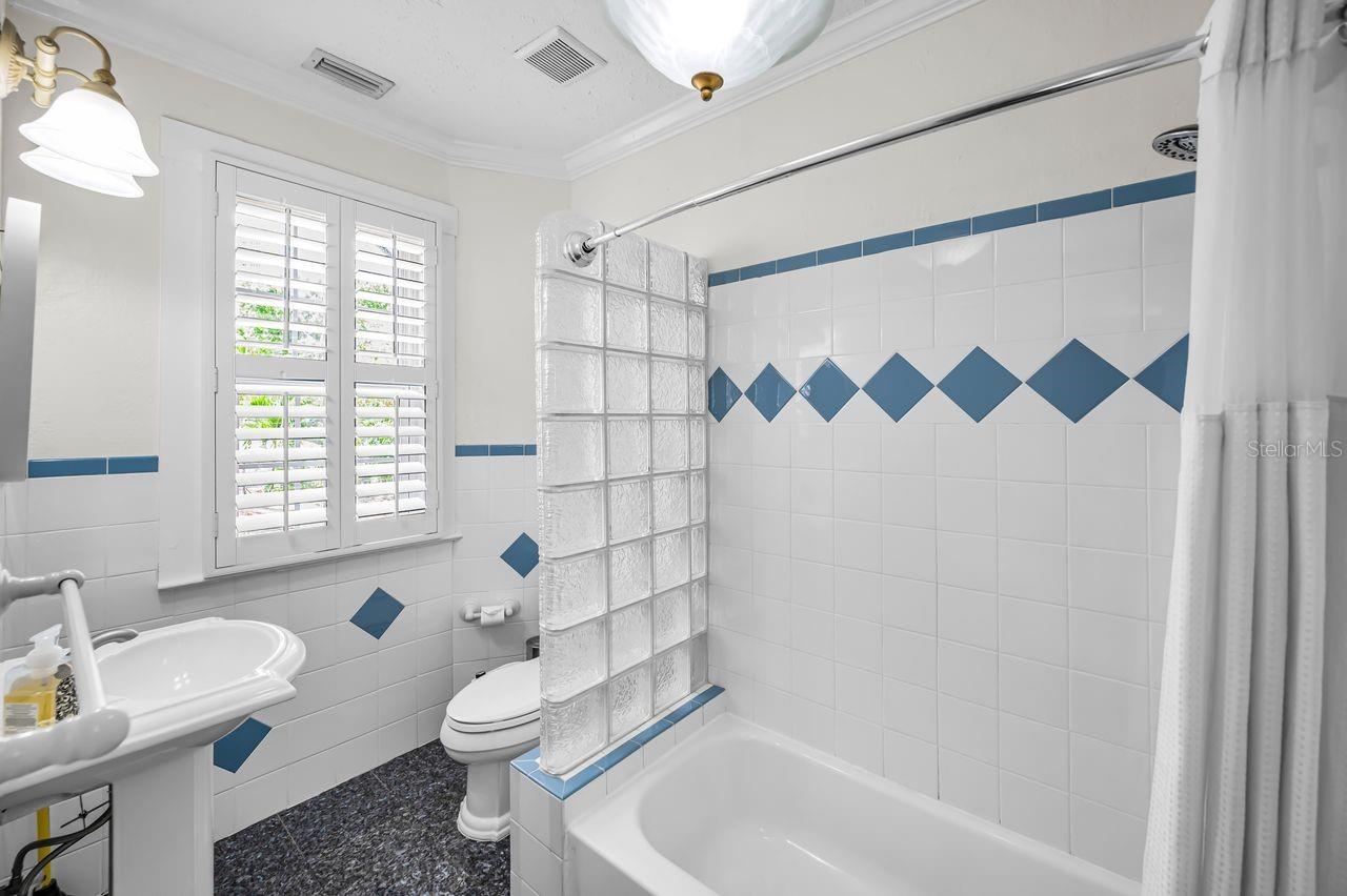 732 NE OAK ST — photo 44