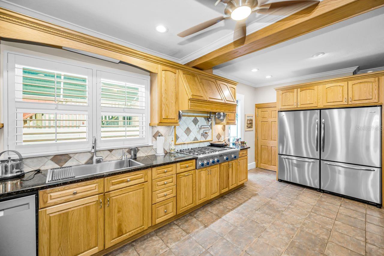 732 NE OAK ST — photo 24