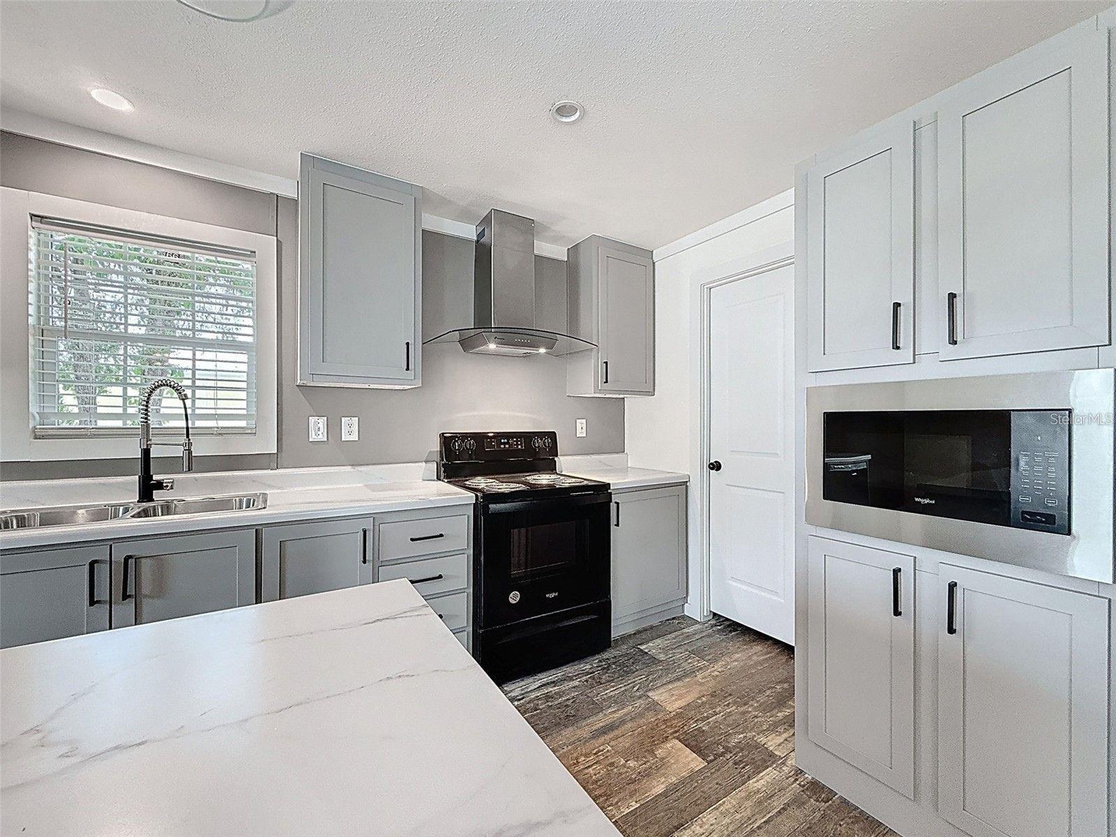 10226 MARKHAM ST — photo 6