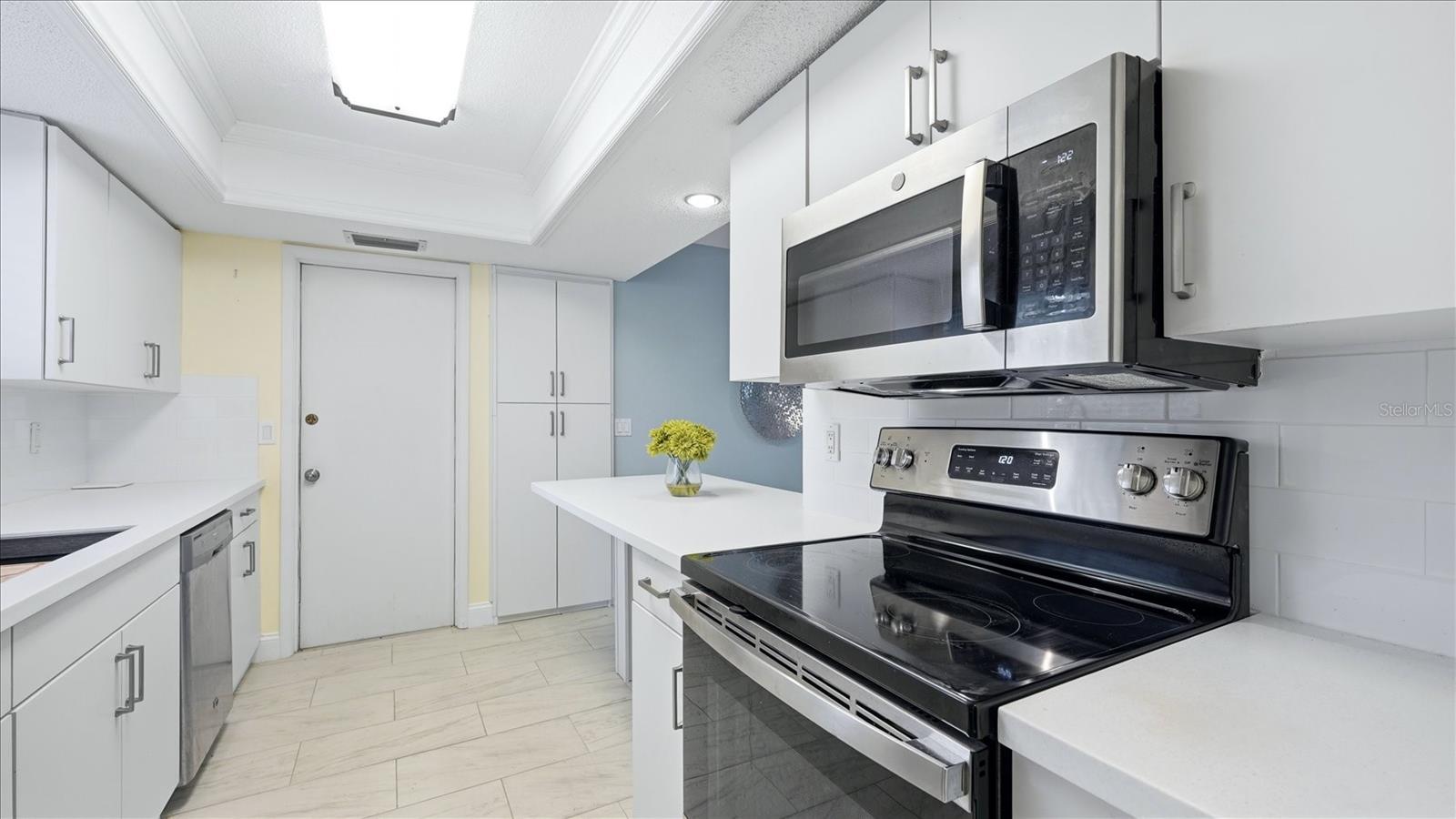 6233 ROCKEFELLER AVE — photo 19