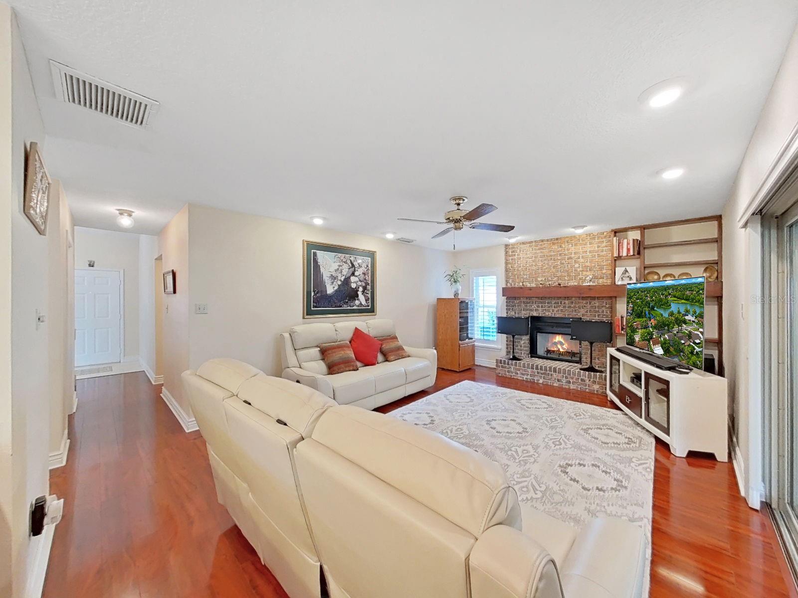 1367 CORNER OAKS DR — photo 4