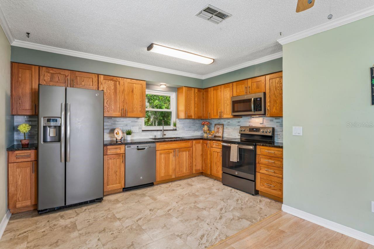 6016 WILDS DR — photo 4