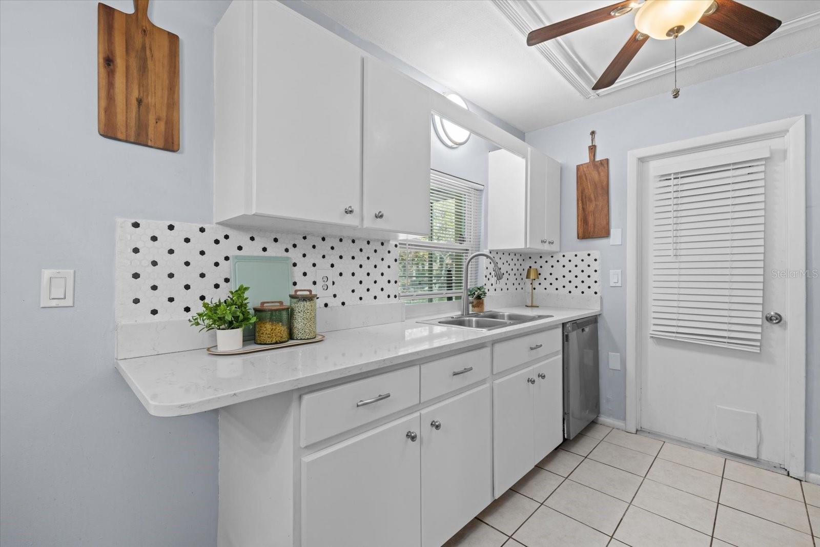 4305 CHINABERRY CIR — photo 5