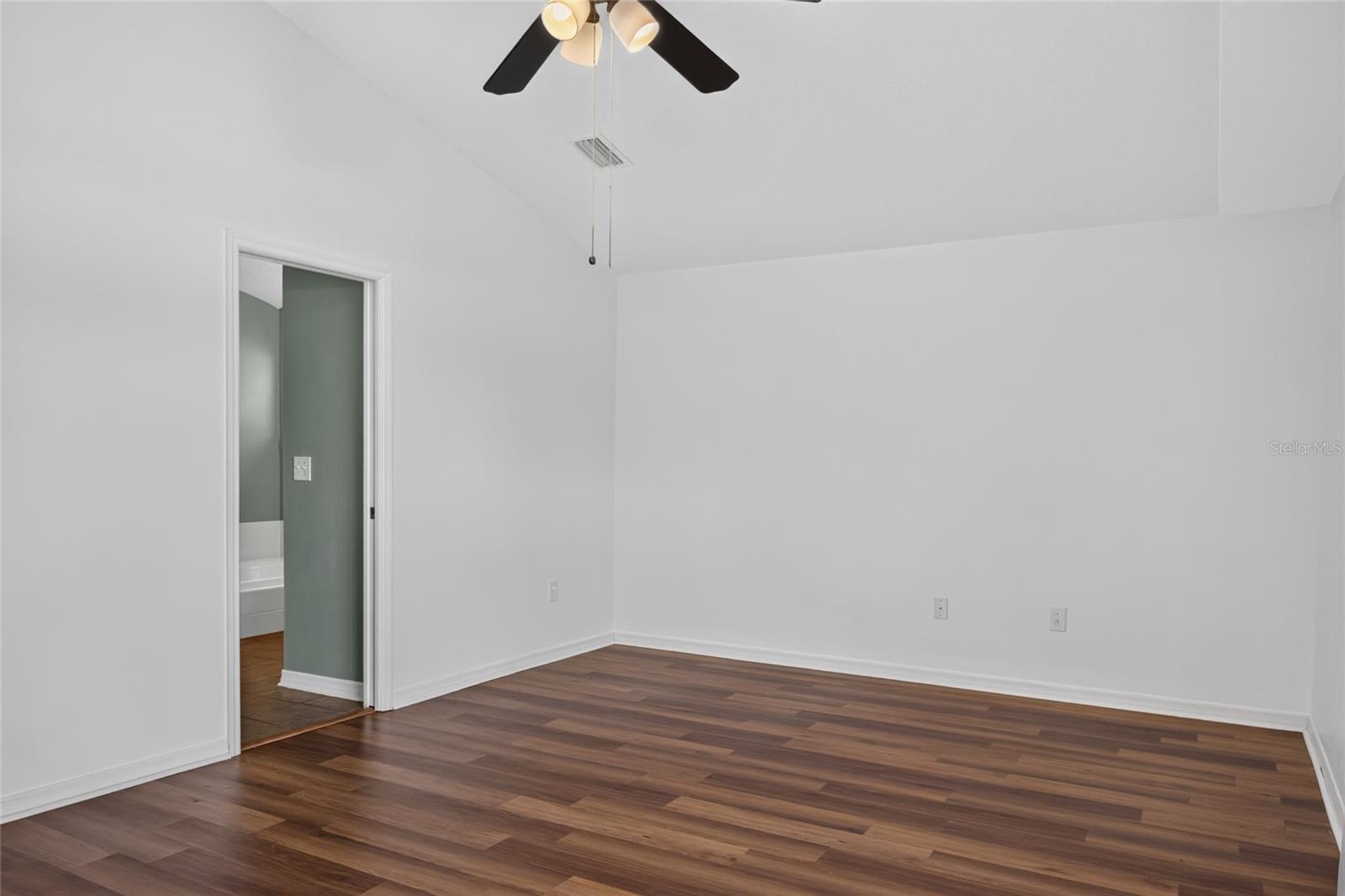 6833 RUNNER OAK DR — photo 32