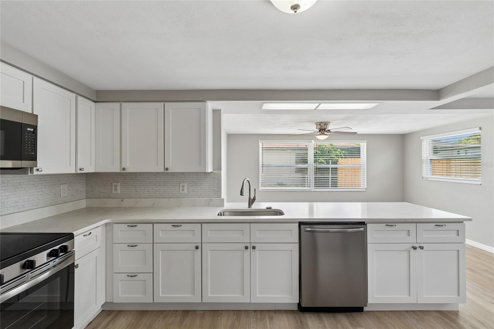 11130 TAMARIX AVE — photo 4