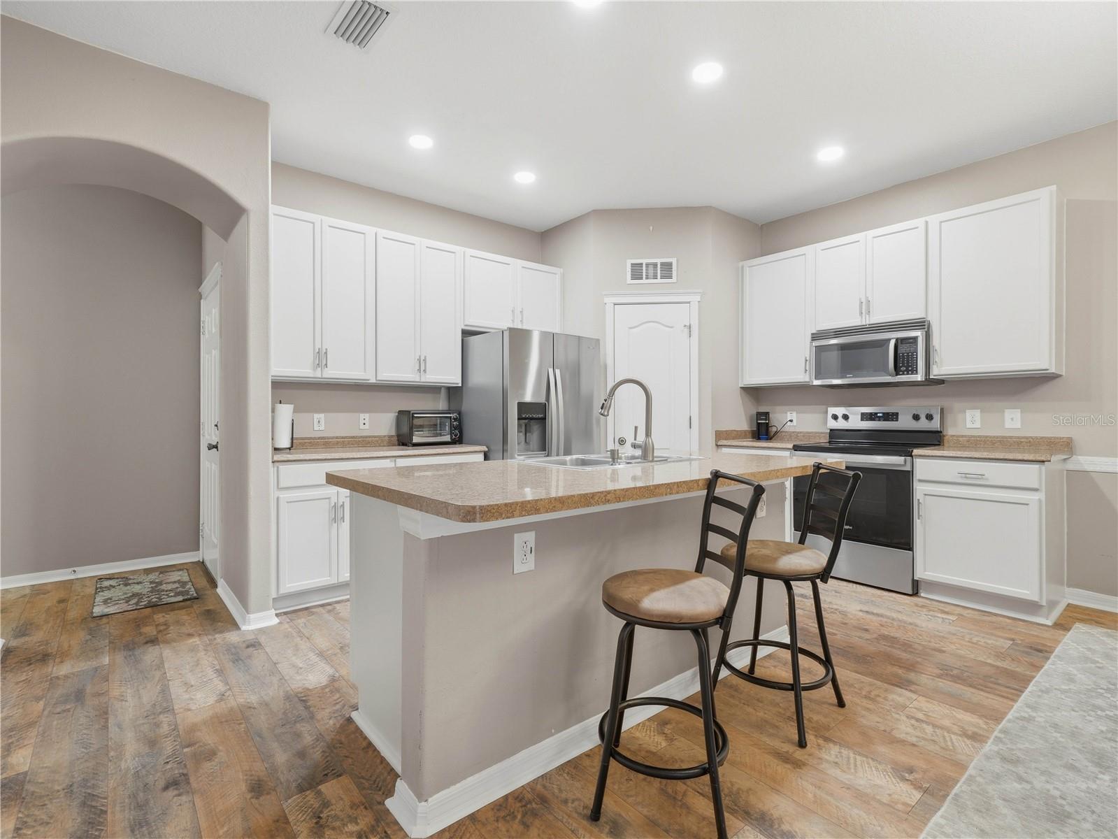 6936 SURREY OAK DR — photo 6