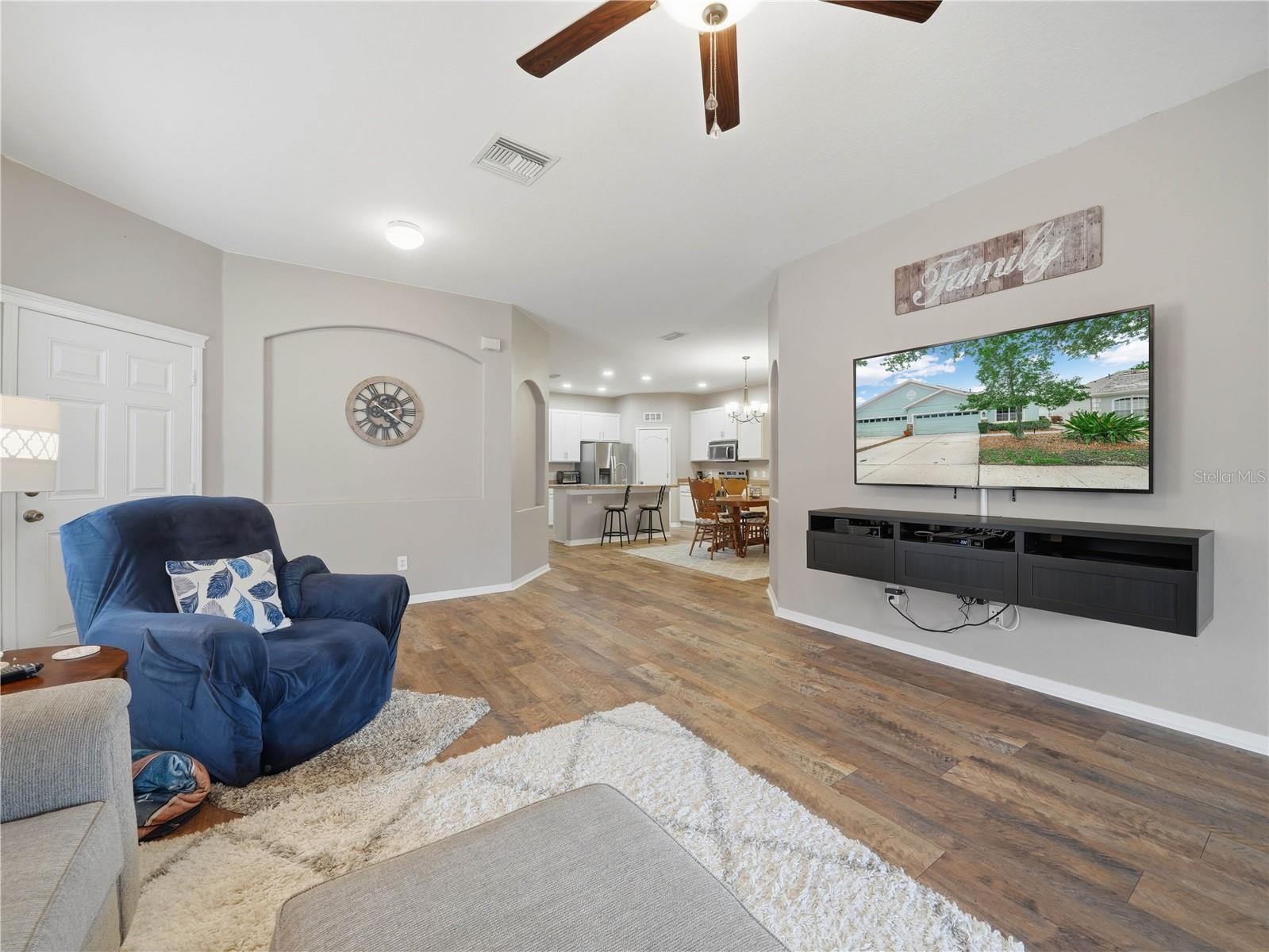 6936 SURREY OAK DR — photo 3