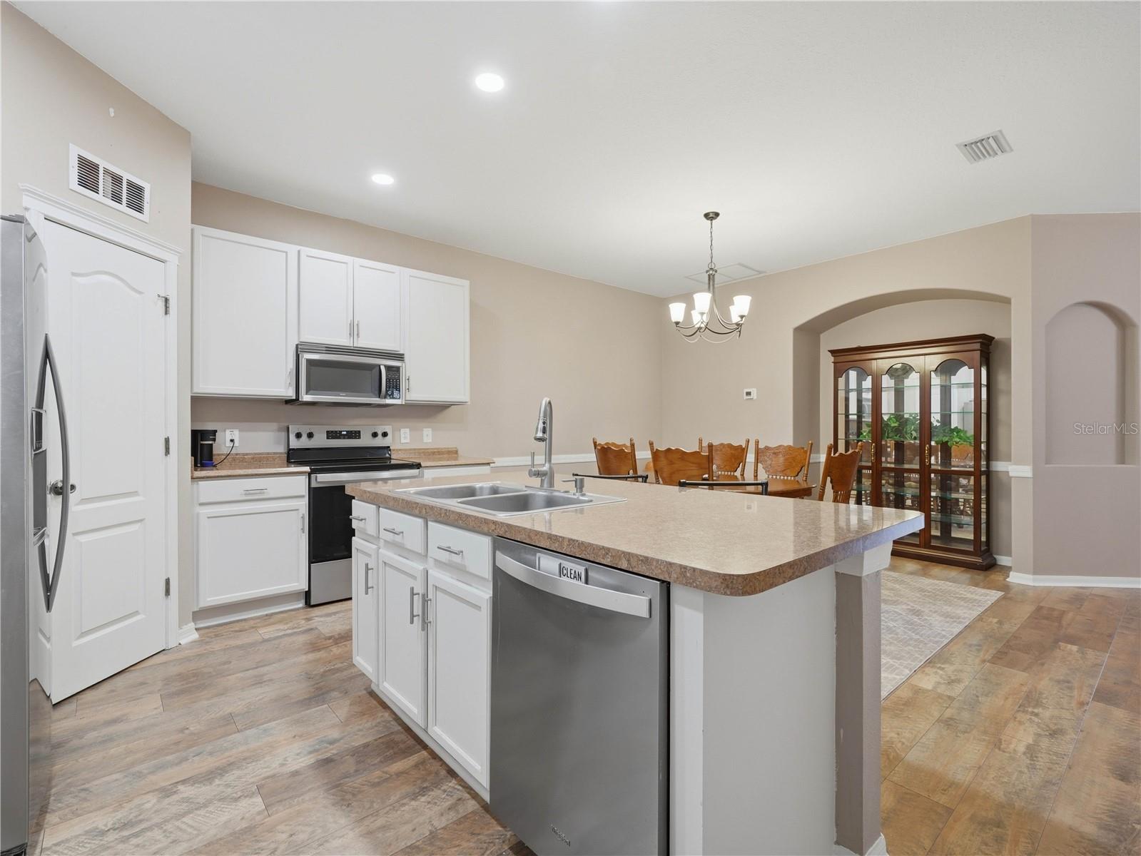 6936 SURREY OAK DR — photo 9