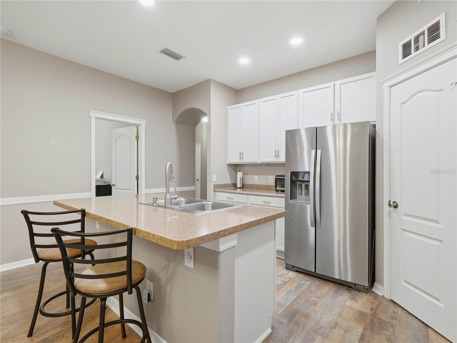 6936 SURREY OAK DR — photo 7