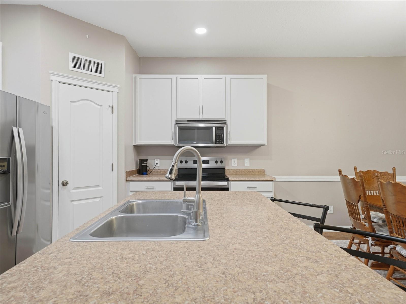 6936 SURREY OAK DR — photo 8