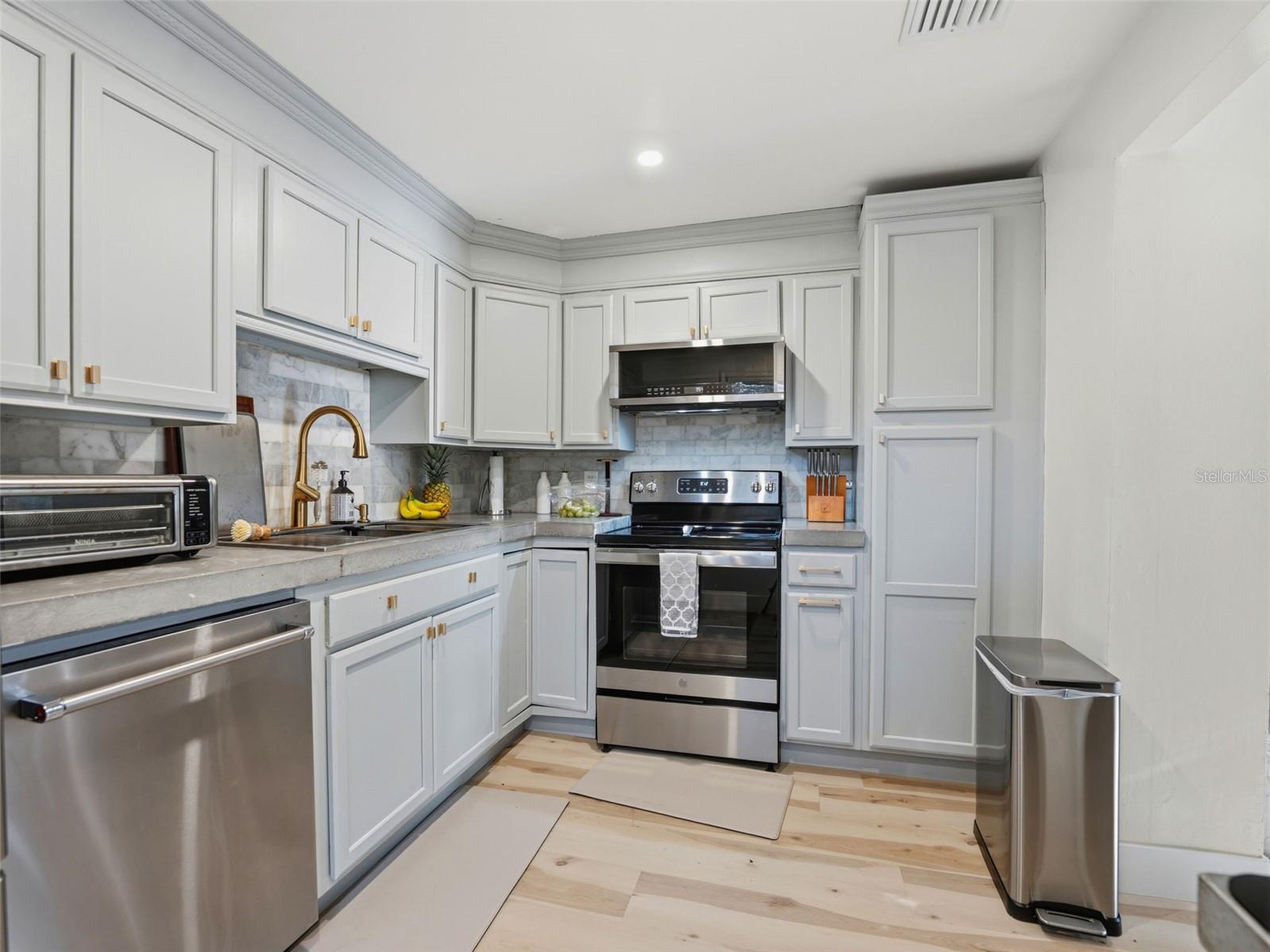 2607 W WYOMING AVE — photo 8