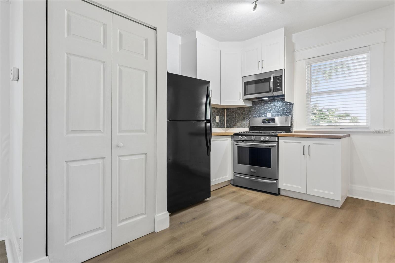 4208 N MARGUERITE — photo 9