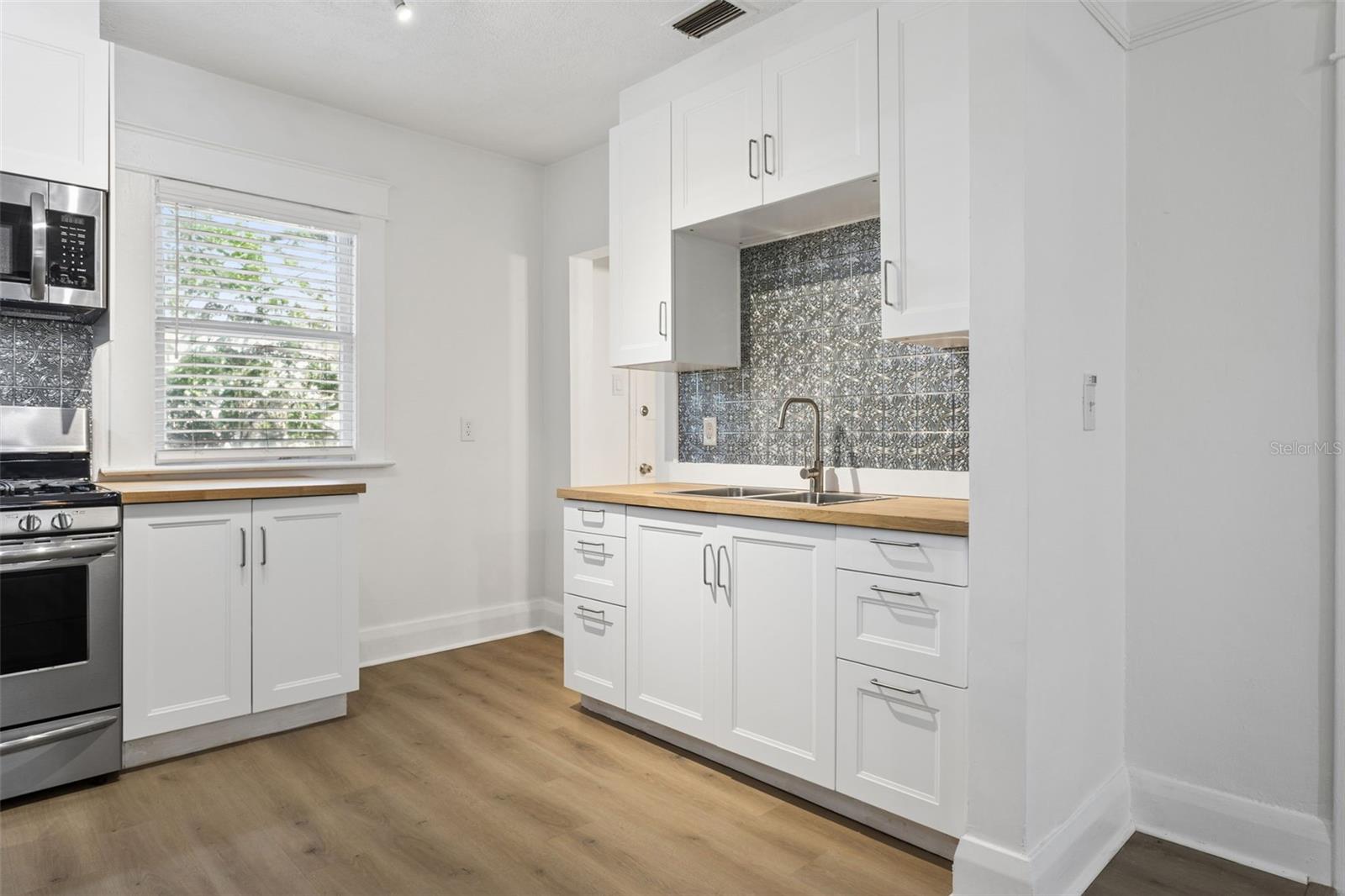 4208 N MARGUERITE — photo 11