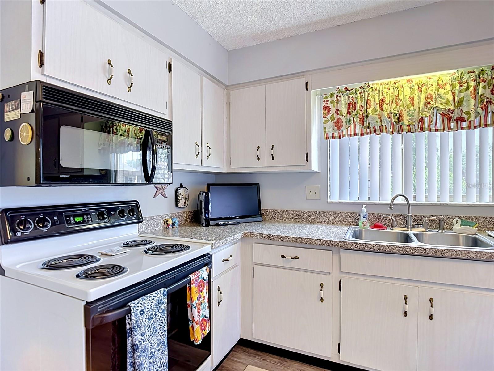 12913 FAIRWAY DR #D — photo 9