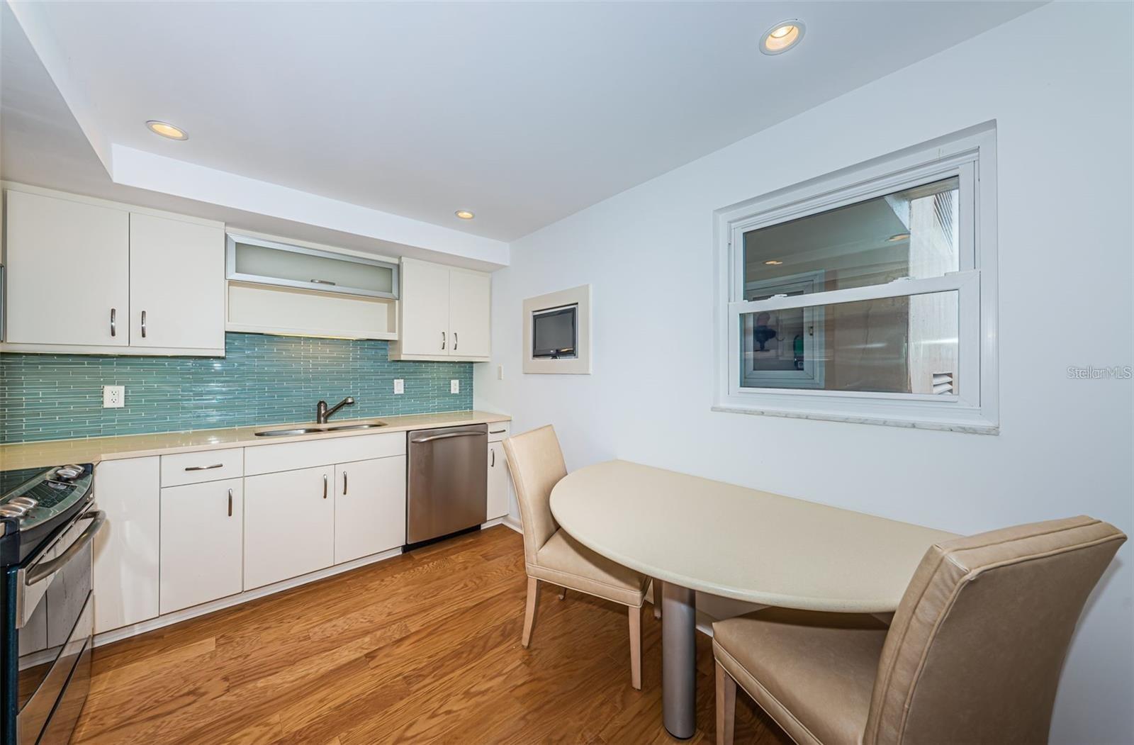 5130 BRITTANY DR S #202 — photo 8