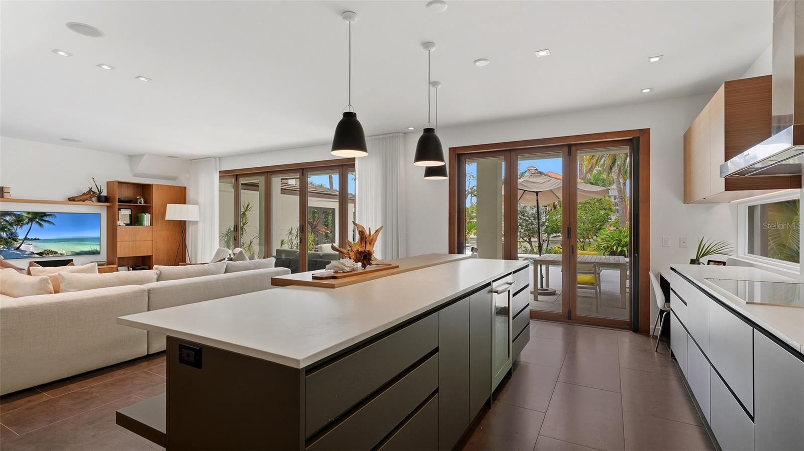 541 S WASHINGTON DR — photo 14