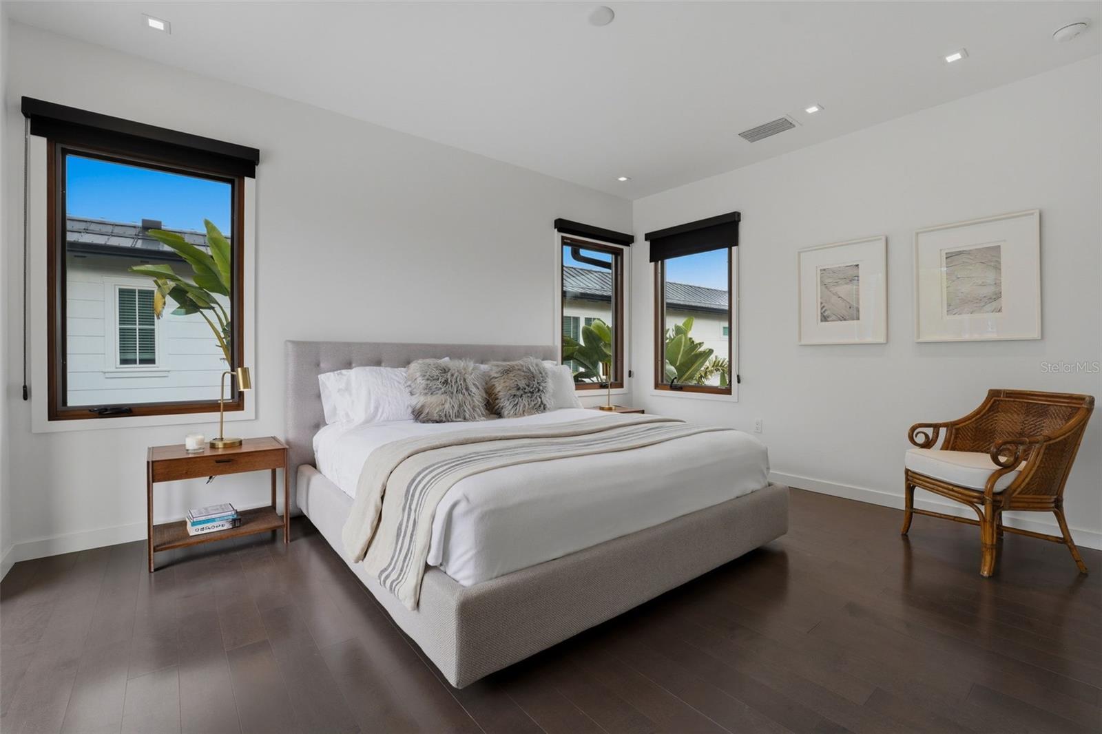 541 S WASHINGTON DR — photo 43