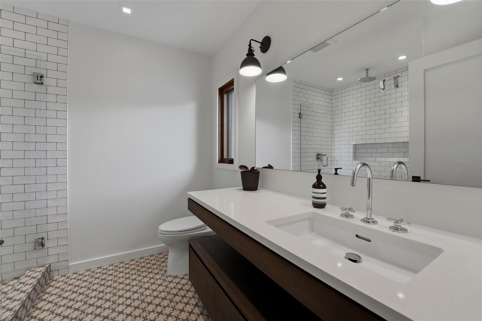 541 S WASHINGTON DR — photo 38
