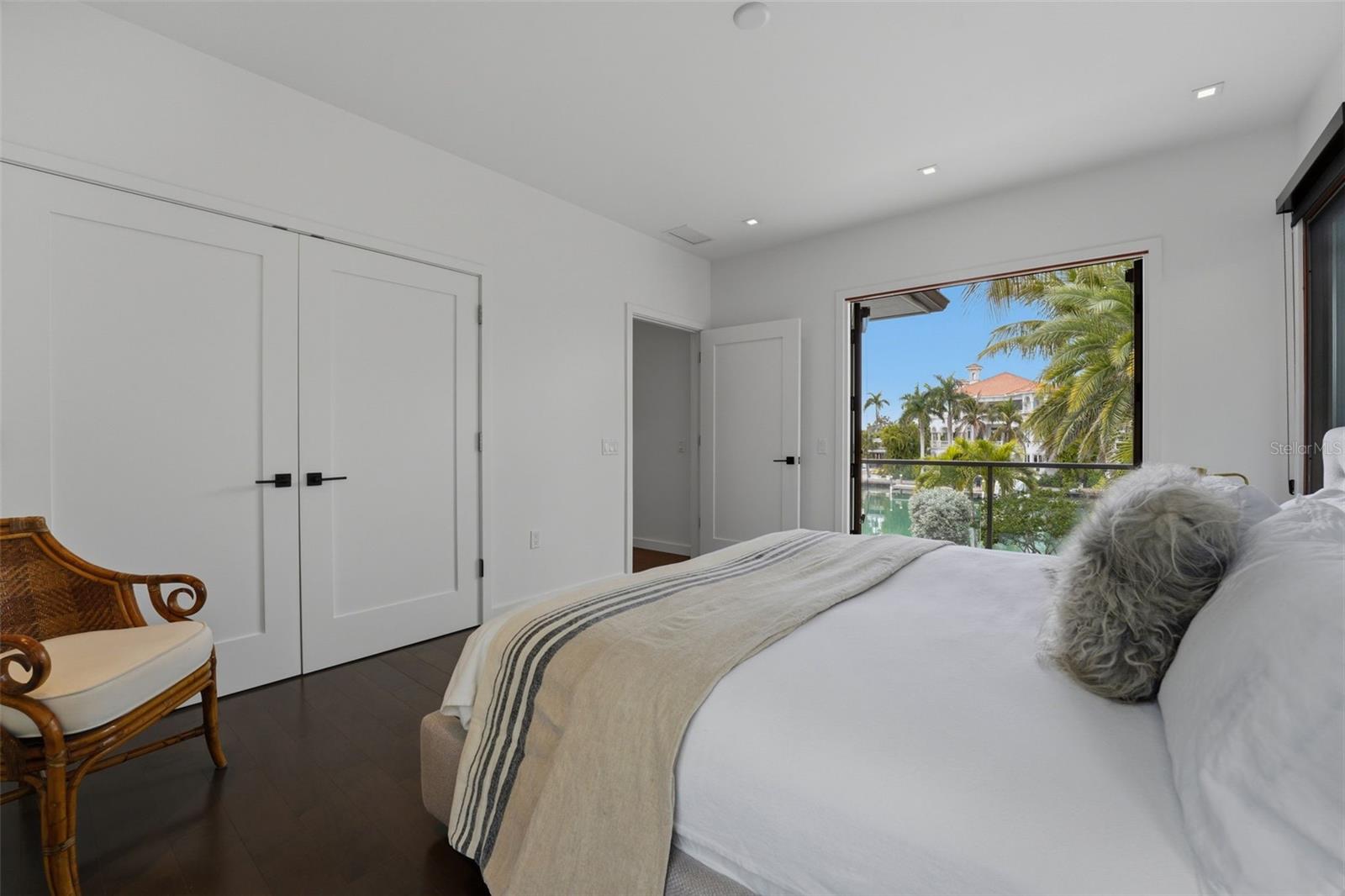 541 S WASHINGTON DR — photo 44