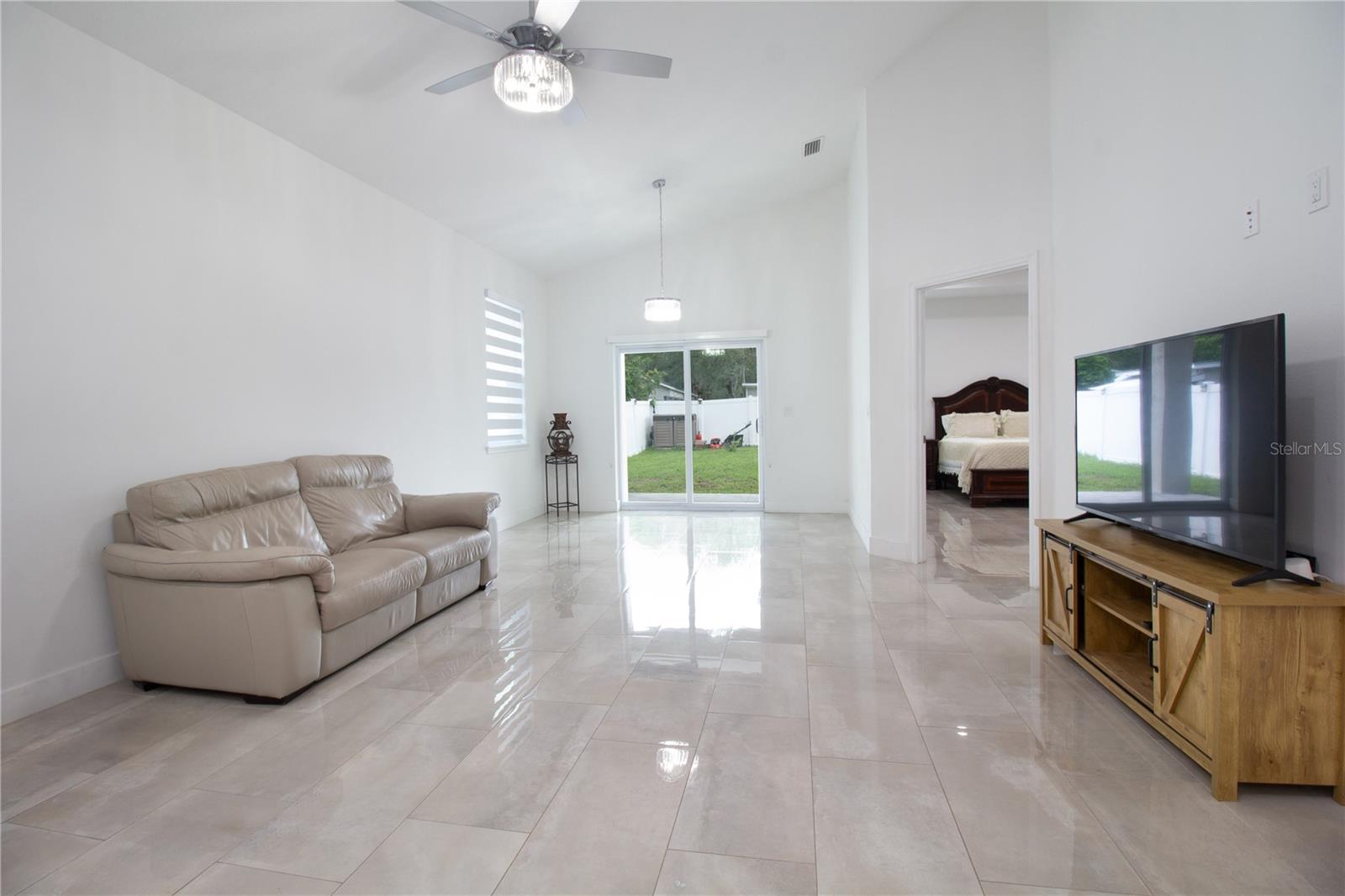 8920 N NEWPORT AVE — photo 11