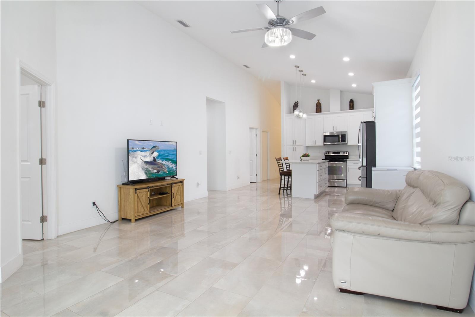 8920 N NEWPORT AVE — photo 12