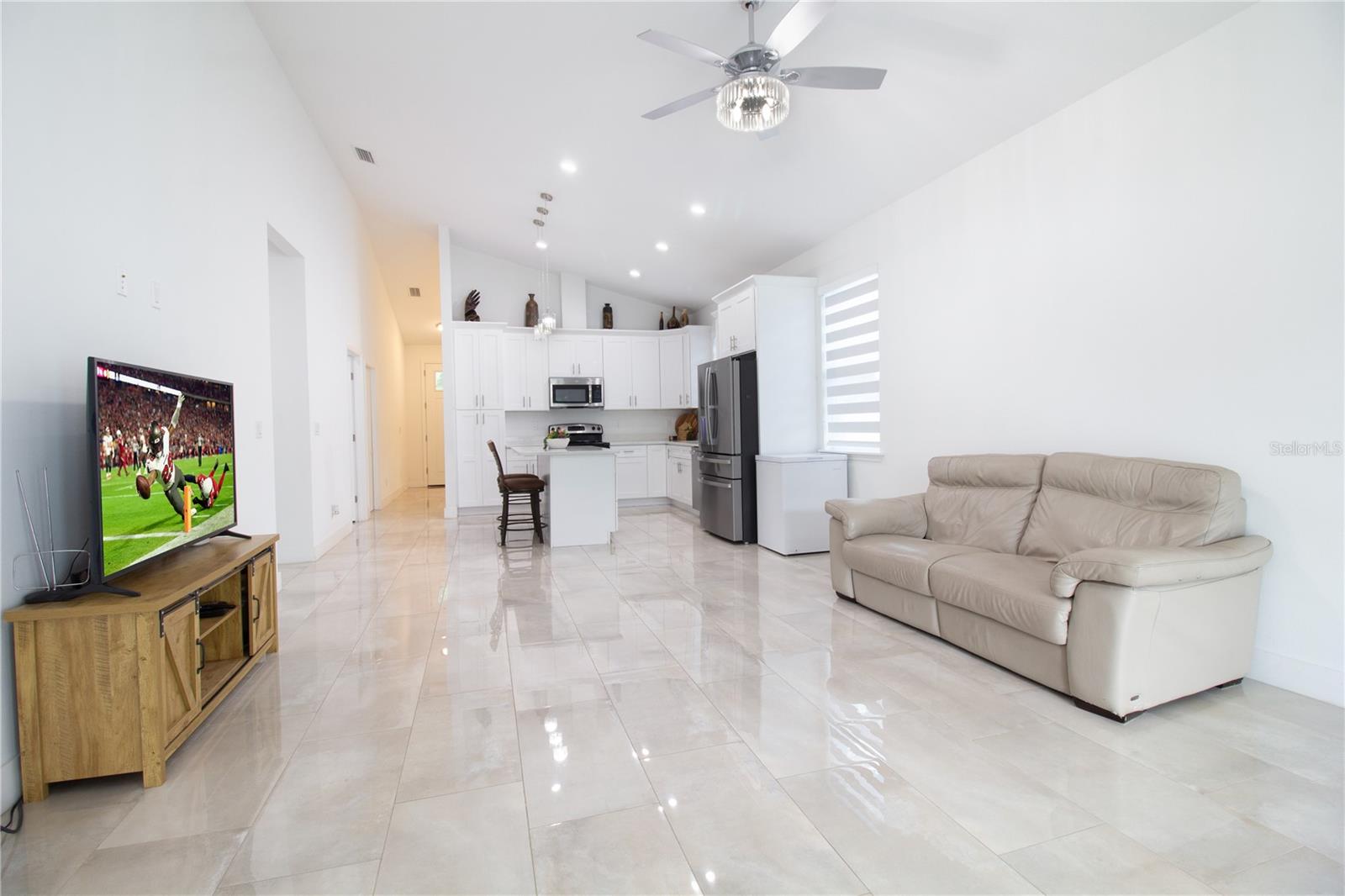 8920 N NEWPORT AVE — photo 14