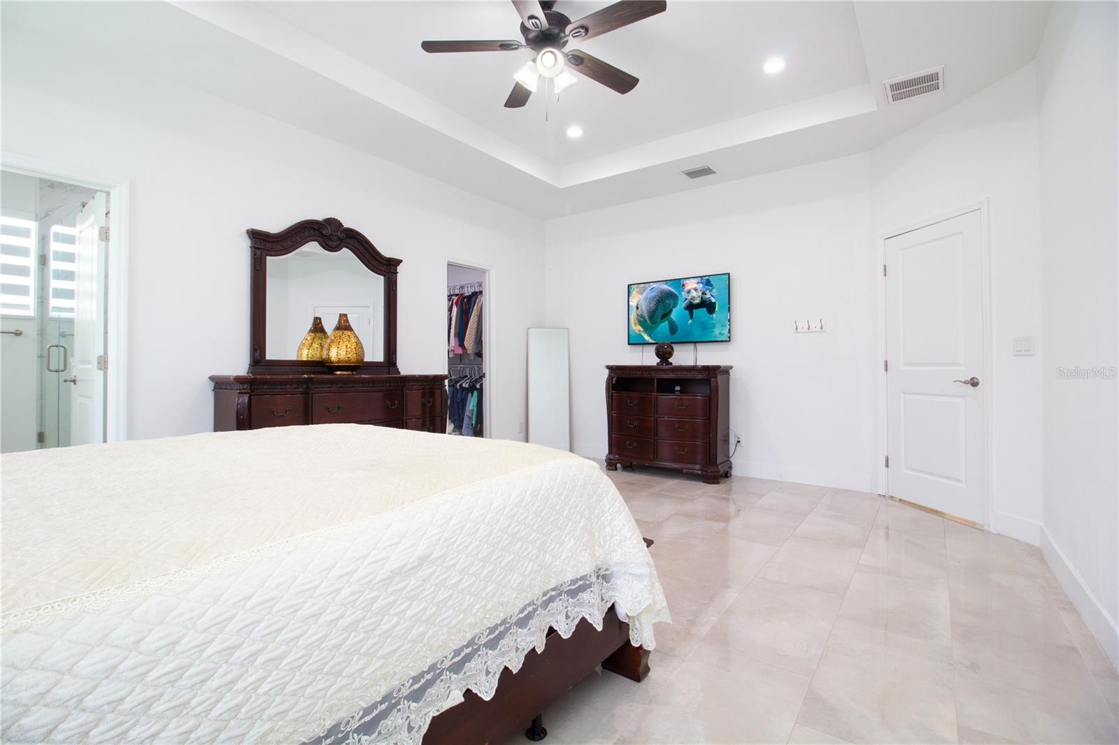 8920 N NEWPORT AVE — photo 16