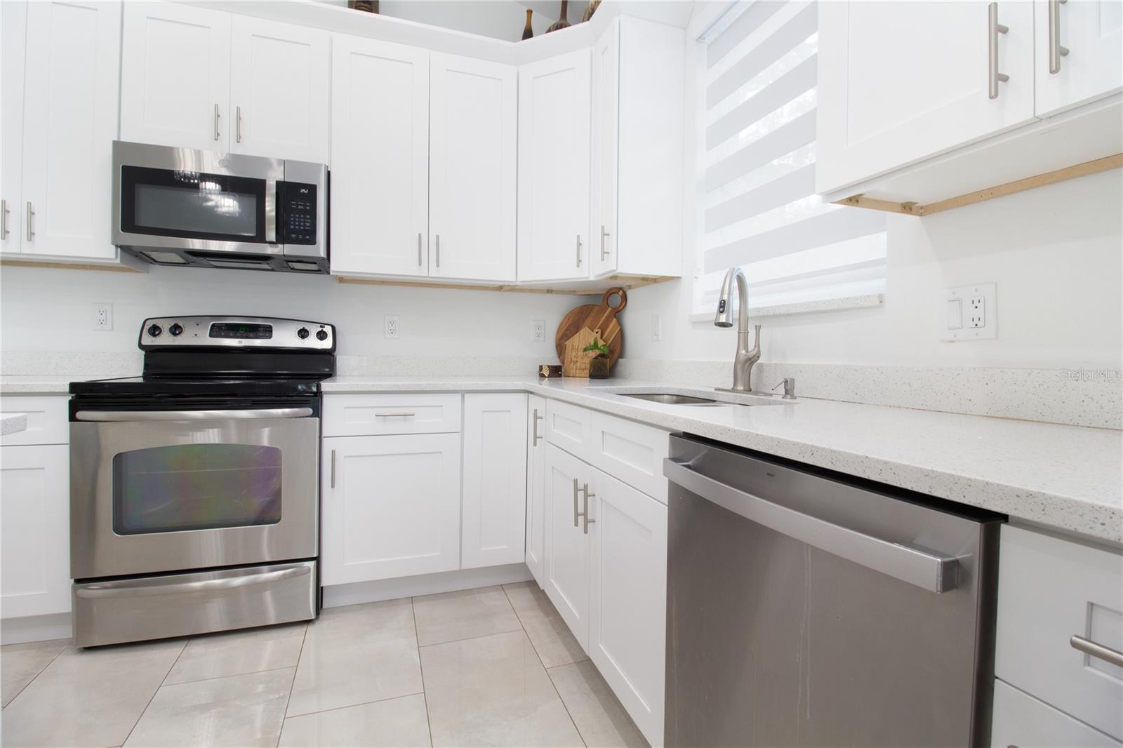 8920 N NEWPORT AVE — photo 10