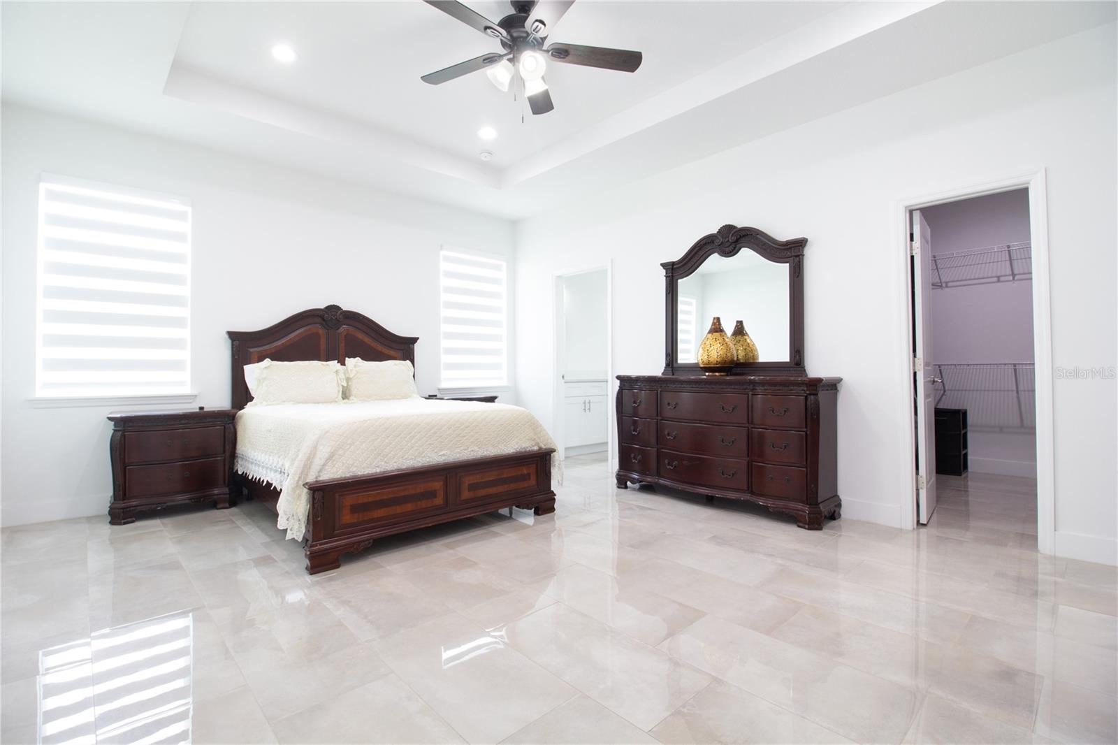 8920 N NEWPORT AVE — photo 15