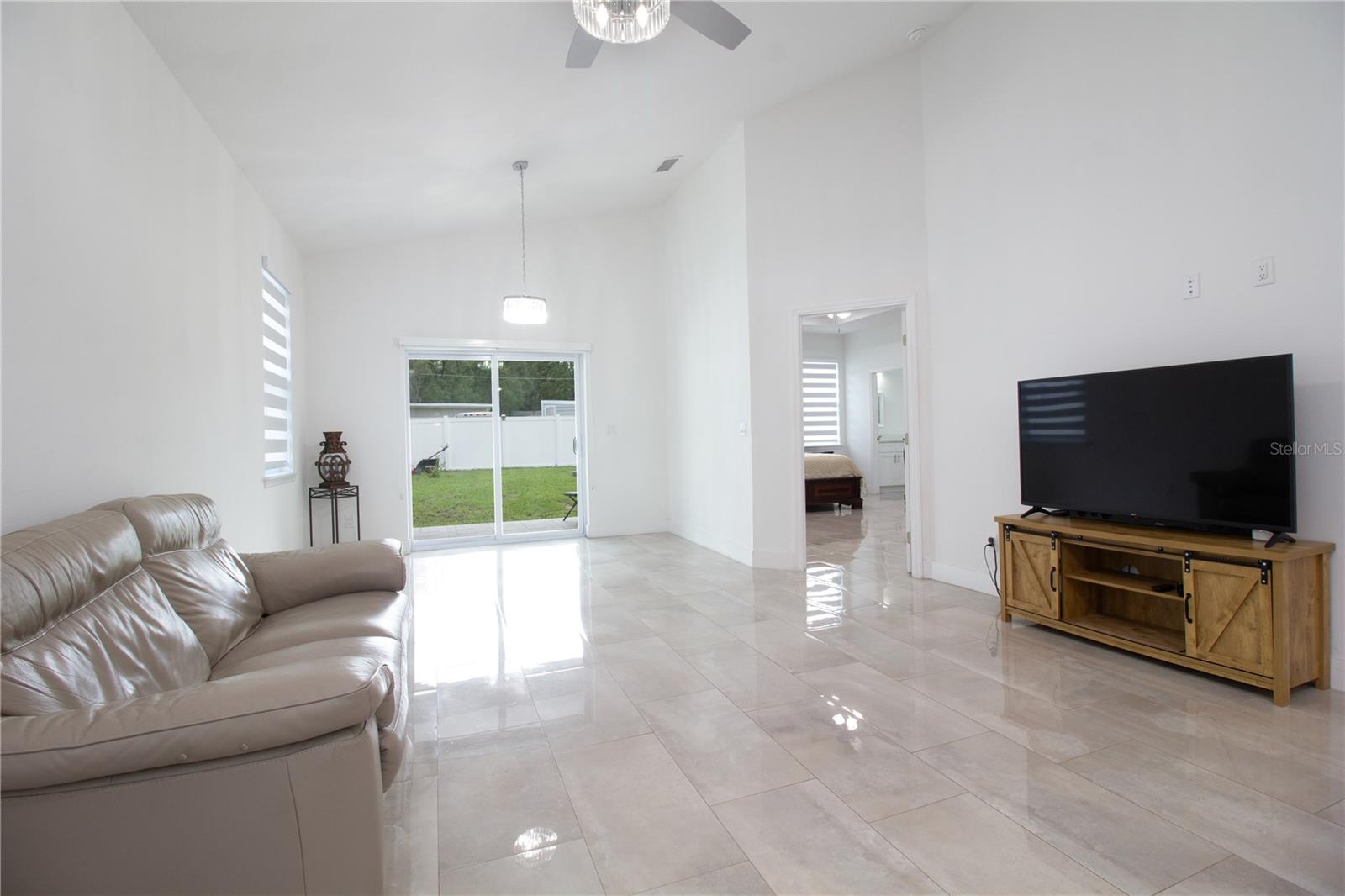 8920 N NEWPORT AVE — photo 13