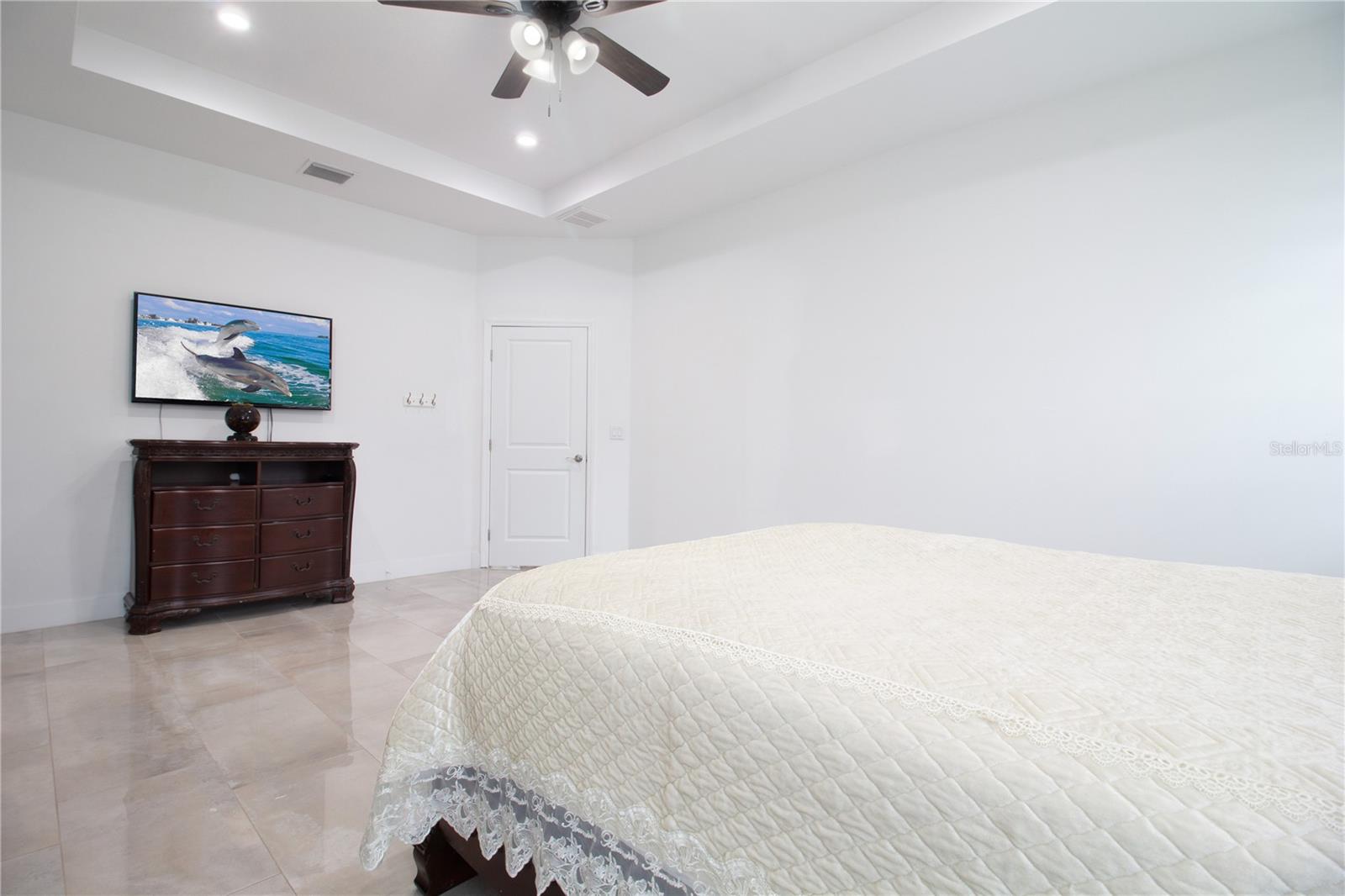 8920 N NEWPORT AVE — photo 31