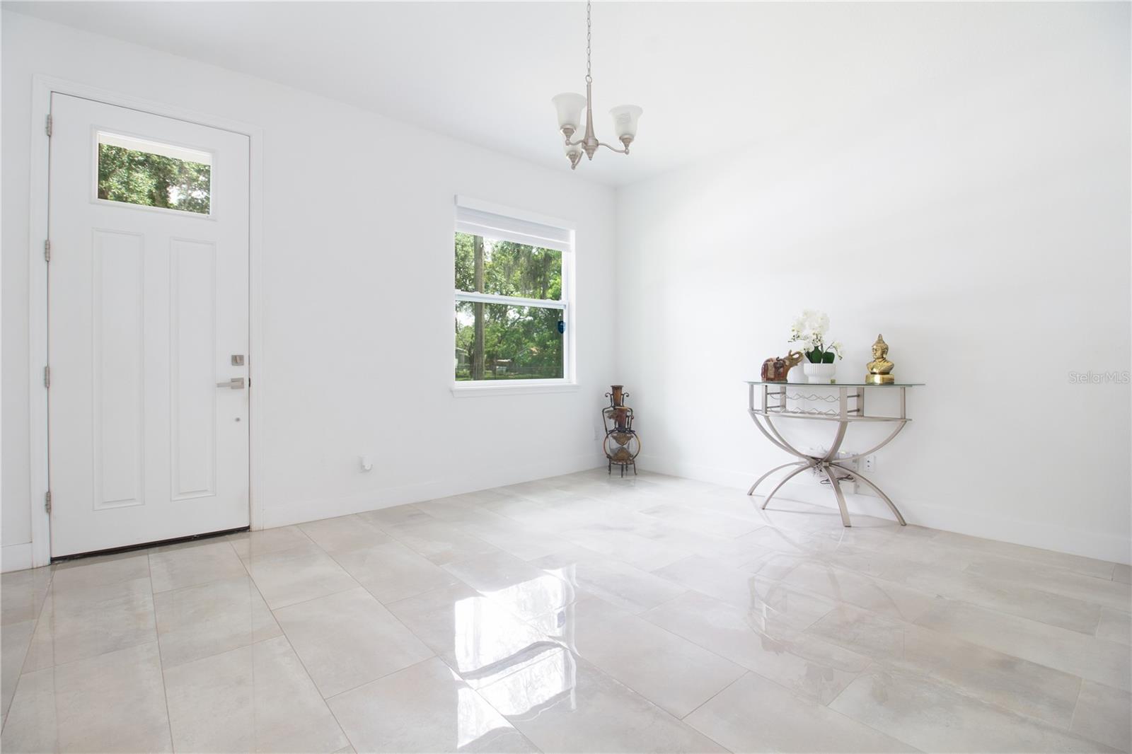 8920 N NEWPORT AVE — photo 4